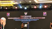 Wakil Presiden, Ma'ruf Amin menerima penghargaan UHC di The Krakatau Grand Ballroom, Taman Mini Indonesia Indah (TMII), Jakarta, Kamis (8/8/2024).