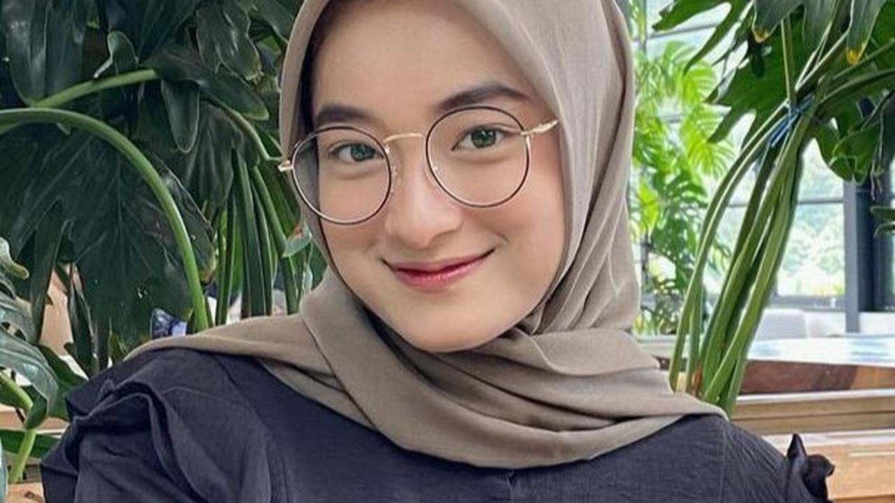 Kacamata dengan Frame Berbentuk Bulat