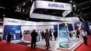 Pengunjung berjalan melewati stan Airbus pada pembukaan Singapore Airshow di Singapura, Selasa (11/2/2020). Pameran dirgantara terbesar di Asia tersebut dibayangi wabah virus korona, yang memaksa puluhan perusahaan dunia absen dalam perhelatan besar itu. (AP/Danial Hakim)