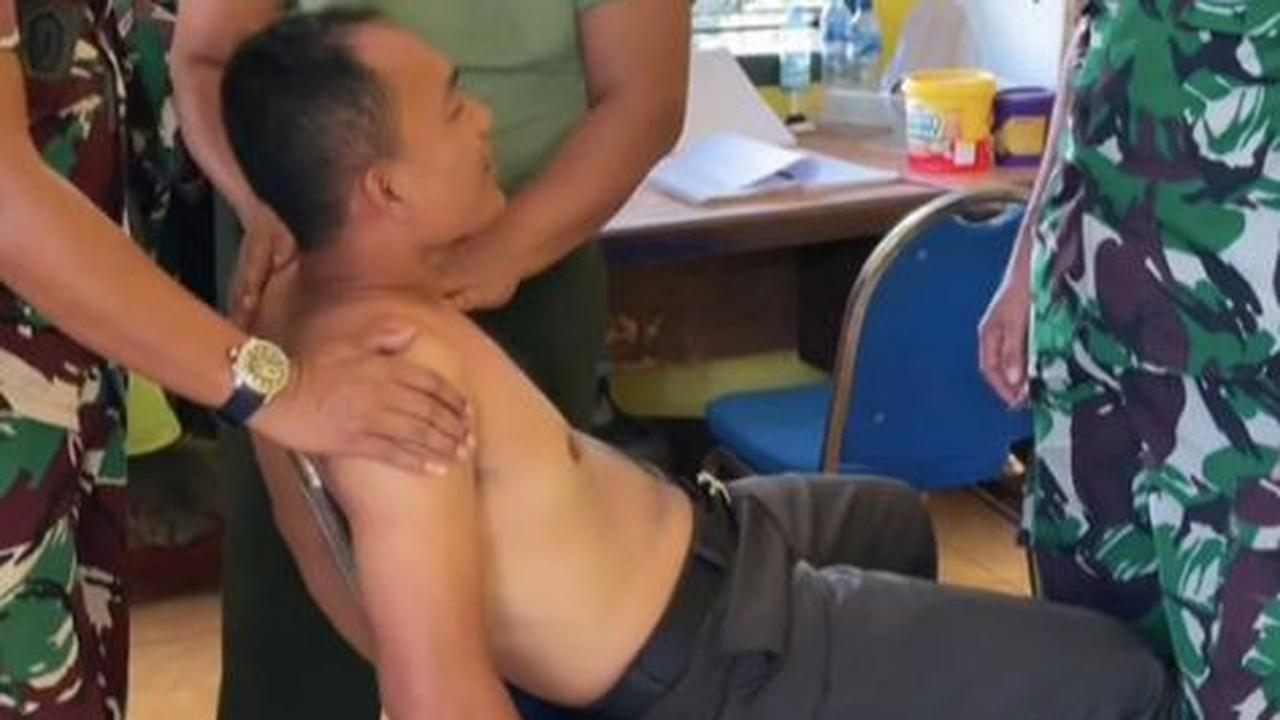 Babinsa di Sidoarjo Punya Bakat jadi Tukang Pijat<br>