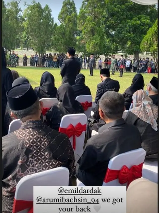 Emil Dardak saat memberikan sambutan di pemakaman Hermanto Dardak (Instagram Stories)