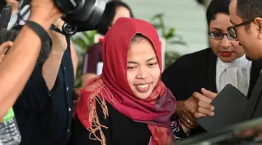 Warga negara Indonesia Siti Aisyah meninggalkan Pengadilan Tinggi Shah Alam, Kuala Lumpur, Malaysia, Senin (11/3). Siti Aisyah yang dituduh membunuh Kim Jong Nam, saudara tiri pemimpin Korut Kim Jong Un resmi dibebaskan. (AFP Photo/ Mohf Rasfan)