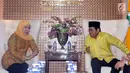 Plt Ketua Umum Partai Golkar, Idrus Marham (kanan) berbincang bersama Mensos Khofifah Indar Parawansa jelang penyerahan surat rekomendasi pasangan Cagub dan Cawagub Jawa Timur padsa Pilkada 2018 di Jakarta, Rabu (22/11). (Liputan6.com/Helmi Fithriansyah)