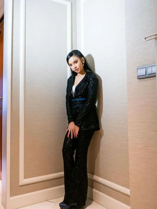 Blazer bling-bling bisa jadi opsi tampilan glamor untuk ke pesta. Seperti yang dikenakan Lyodra satu ini. (Instagram/lyodraofficial).