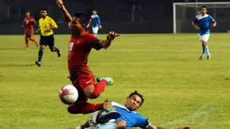 TA Mushafry (Indonesia-atas) dijatuhkan bek Aff All Star, M Aidil Zafuan Bin Abdul Radzak saat berlaga di Stadion GBK Jakarta, (11/5/2014). (Liputan6.com/Helmi Fithriansyah)