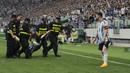 Seorang penyusup lapangan tertangkap petugas pada laga persahabatan antara Argentina melawan Australia di Workers' Stadium, Beijing, Kamis (15/06/2023). (AP Photo/Andy Wong)
