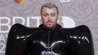 Dalam potret medium shot seperti ini, tak sedikit warganet yang menilai penampilannya mirip dengan superhero Batman. (Foto: Invision/ AP)
