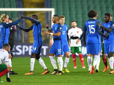 Para pemain Prancis merayakan kemenangan atas Bulgaria pada laga kualifikasi Piala Dunia 2018 di Stadion Vassil Levski, Sabtu (7/10/2017). Prancis menang 1-0 atas Bulgaria. (AFP/Dimitar Dilkoff)