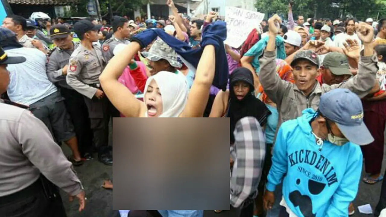 Aksi Emak-Emak Probolinggo Lepas Baju saat Demo Tol Paspro