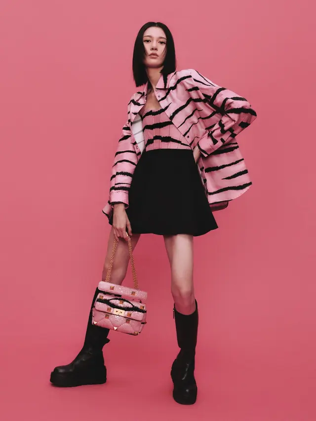 Valentino Hidupkan Kembali Motif Harimau Koleksi 1967 di Kapsul Tahun Baru Imlek 2022