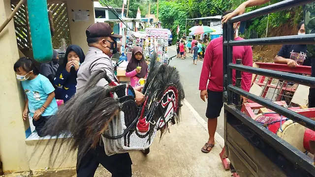 Pentas kuda lumping dibubarkan Satgas Covid-19 Purbalingga. (Foto: Liputan6.com/Rudal Afgani)
