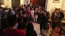 Ratusan warga negara Indonesia menunggu kehadiran Rio Haryanto jelang acara meet and greet di kantor Konsulat Jenderal RI di Shanghai, China, Rabu (13/4/2016). (Rio Haryanto Media)