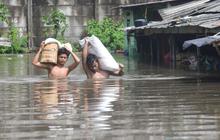 FOTO: Banjir Rendam Permukiman di Cipondoh Tangerang, Ketinggian Capai 1,8 Meter