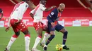 Penyerang PSG, Neymar, Berebut bola dengan bek AS Monaco, Axel Disasi, pada laga lanjutan Liga Prancis di Stadion Stade Louis II, Sabtu (21/11/2020) dini hari WIB. PSG takluk 2-3 oleh AS Monaco. (AFP/Valery Hache)