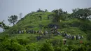 Tim penyelamat mendaki gunung saat berjalan menuju lokasi longsor di distrik Raigad, negara bagian Maharashtra barat, India, Kamis, 20 Juli 2023. (AP Photo/Rafiq Maqbool)