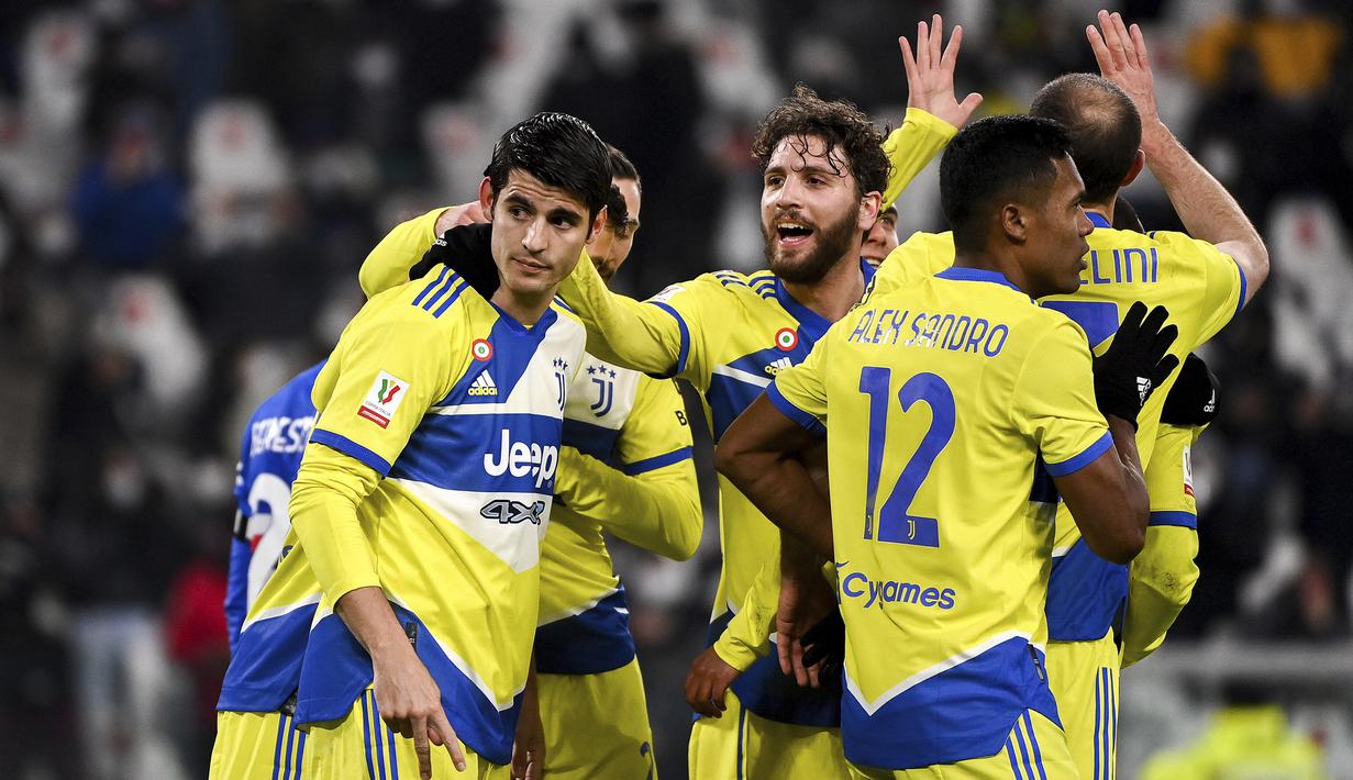 Semenit berselang, Juventus kembali mencetak gol melalui Alvaro Morata usai menerima umpan Juan Cuadrado melalui skema serangan balik cepat. Sayang, gol akhirnya dianulir wasit setelah meninjau VAR dimana terjadi pelanggaran sebelum serangan balik terjadi. (LaPresse via AP/Marco Alpozzi)