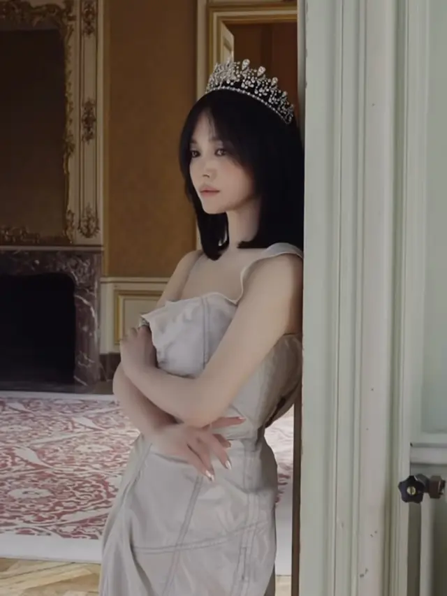 Song Hye Kyo saat Jadi Cover Vogue China pakai mahkota. [@kyo1122]