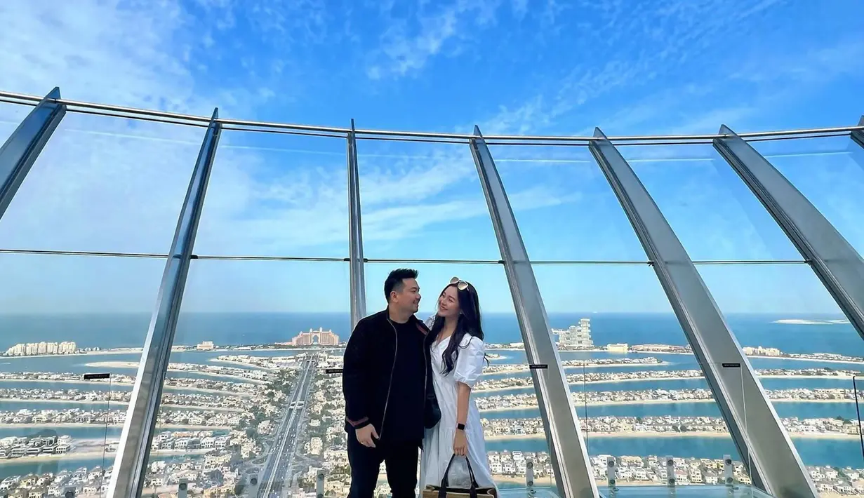 Pada kehidupan asmaranya, sebagai seorang YouTuber Nex Carlos memang cukup jarang mengumbar perihal asmara. Baru saat ia melamar kekasihnya di sebuah pulau, banyak netizen pun mengetahui siapa kekasih dari Nex Carlos. (Liputan6.com/IG/@nexcarlos)
