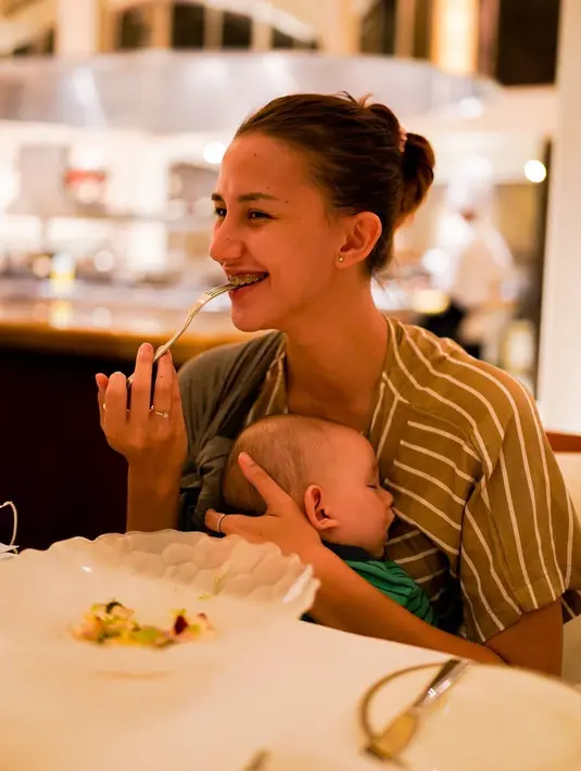 Dahlia telah memiliki 3 orang anak dengan suaminya yang juga berprofesi sebagai aktor Fandy Christian. Pesona hot mom Dahlia Poland. Merawat bayi tapi tetap memancarkan pesona luar biasa cantik. Foto: Instagram.