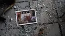 Sebuah foto tergeletak di antara pecahan kaca di lantai Istana Sursock yang rusak berat pascaledakan di Beirut, Lebanon, 7 Agustus 2020. Setelah perang saudara 1975-1990 di negara itu, butuh 20 tahun pemulihan yang cermat bagi keluarga untuk mengembalikan istana ke kejayaannya (AP Photo/Felipe Dana)
