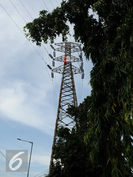 Sebuah bendera merah putih dipasang di menara sutet di kawasan Pasar Senen, Jakarta, Selasa (27/9). Pada bendera tersebut berisi kalimat yang meminta oknum Dandim untuk dihukum karena membunuh ayak yatim. (Liputan6.com/Gempur M Surya)