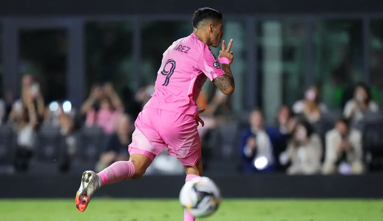 Sempat diimbangi pada menit ke-67, Inter Miami kembali mendapatkan hadiah penalti. Lagi-lagi akibat handball dari pemain Tigres UANL, Javier Aquino saat membayangi pergerakan Luis Suarez. (AFP/Rich Storry)