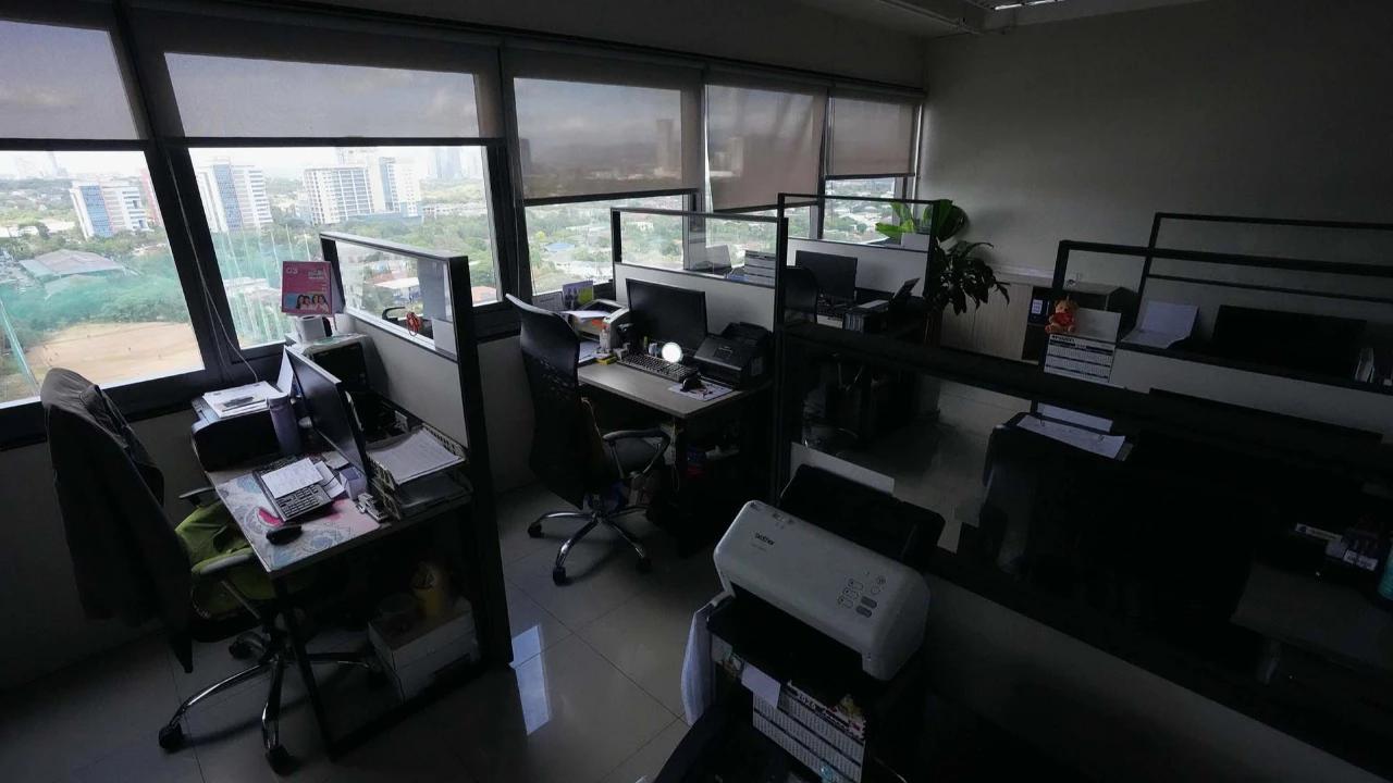 FOTO: Kantor Pemerintah Manila Kosong Akibat Krisis BBM