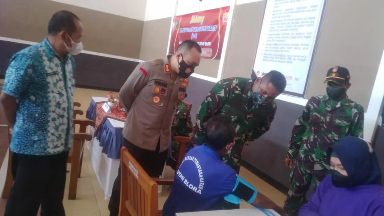 Dandim 0721/Blora Letkol Inf Andy Soelistyo nalikane tekon tawanan Pakunjaran Kelas IIB Blora. (Liputan6.com/Ahmad Adirin)