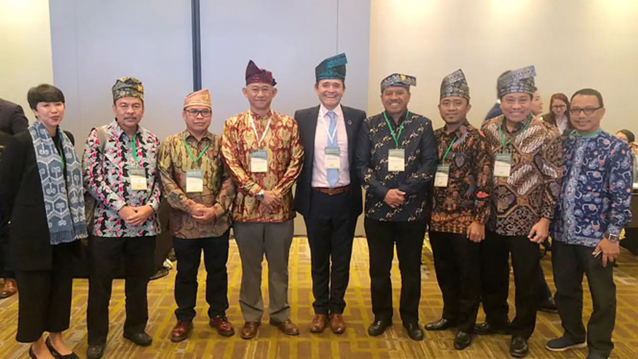 Bicara di Forum Hutan Tropis 2019 Bupati Alfredi Hadiahkan Tanjung Siak untuk Presiden Kolombia