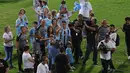 Striker Uruguay Luis Suarez menyapa para penggemar saat sesi perkenalannya sebagai pemain baru Gremio di stadion Gremio Arena, di Porto Alegre, Brasil, Rabu (4/1/2023). Striker 35 tahun itu resmi bergabung dengan Gremio dengan kontrak selama dua tahun. (Silvio AVILA / AFP)