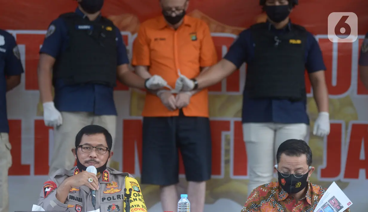 Kapolda Metro Jaya Irjen Pol Nana Sudjana  bersama Menteri Sosial Juliari P. Batubara memberi keterangan pres kasus eksploitasi dan seksual terhadapanak di Polda Metro Jaya, Jakarta, Kamis (9/7/2020). (merdeka.com/Imam Buhori)