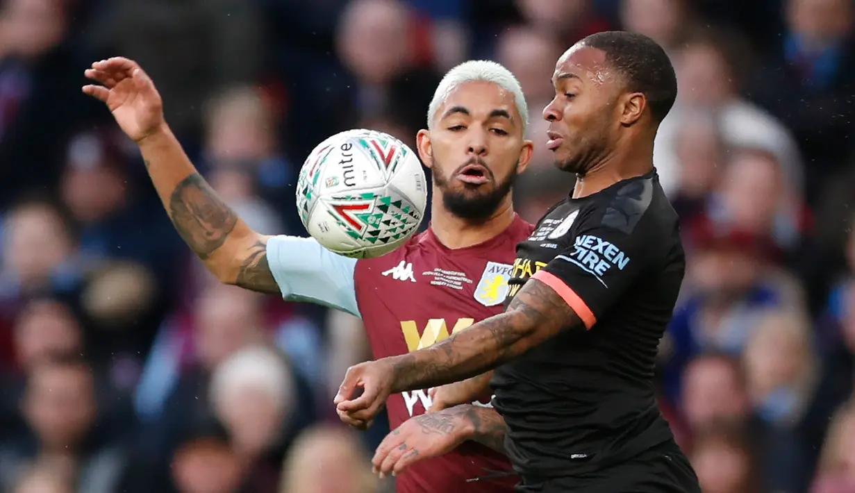Winger Manchester City, Raheem Sterling berebut bola dnegan pemain Aston Villa, Douglas Luiz  pada laga final Piala Liga Inggris di Stadion Wembley, Minggu (1/3/2020). Manchester City memastikan trofi Piala Liga Inggris ketiga secara beruntun setelah menang 2-1 atas Aston Villa. (AP/Ian Walton)