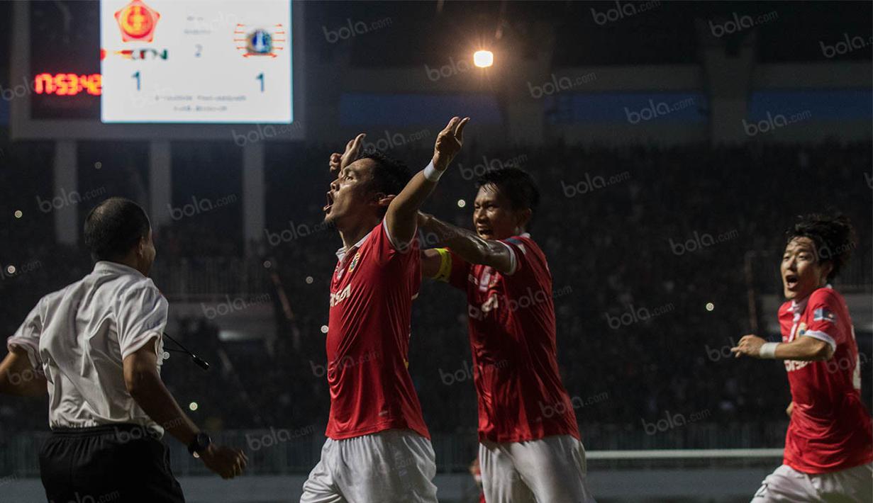 Bek Persija Jakarta, Gunawan Dwi Cahyo, merayakan gol kemenangan yang dicetaknya ke gawang PS TNI pada laga Torabika Soccer Championship 2016 di Stadion Pakansari, Bogor, Jumat (15/10/2016). Persija menang 2-1 atas PS TNI. (Bola.com/Vitalis Yogi Trisna)