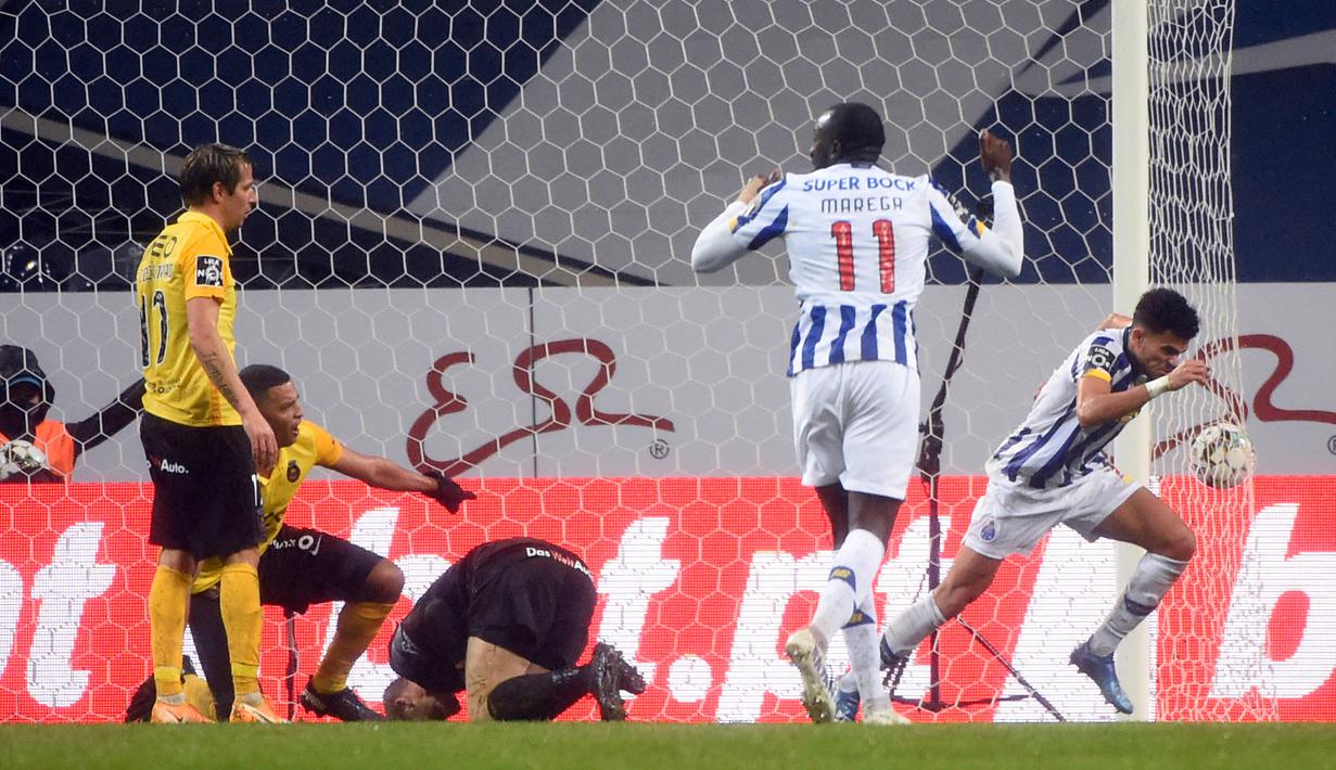 Gelandang FC Porto, Luis Diaz (kanan) melakukan selebrasi usai mencetak gol pertama timnya ke gawang Rio Ave dalam laga lanjutan Liga Portugal 2020/21 di Dragao Stadium, Porto, Senin (1/2/20201). FC Porto menang 2-0 atas Rio Ave. (AFP/Miguel Riopa)