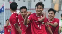 Pemain Timnas Indonesia U-23 merayakan gol yang dicetak oleh Komang Teguh ke gawang Australia pada laga Grup A Piala Asia U-23 2024 di Stadion Abdullah bin Khalifa, Doha, Kamis (18/4/2024). (Dok. PSSI)