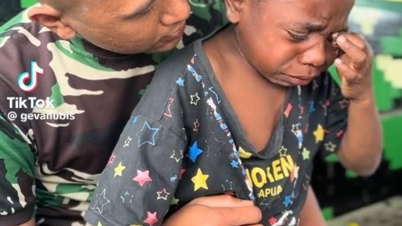 Viral Anak Papua Menangis saat Tahu Para TNI Akan Segera Pulang, Banjir Doa Warganet