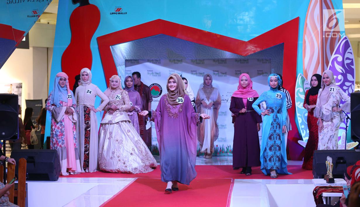 Suasana saat para peserta memeragakan busana pada acara Hijab Hunt 2018 di Jakarta, Minggu (6/5). Selain untuk menyambut Ramadan, acara ini juga untuk menggaungkan semangat kebinekaan kepada generasi muda. (Liputan6.com/Angga Yuniar)