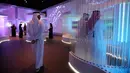 Staf pemerintah dari seluruh dunia mengunjungi Museum Masa Depan di World Government Summit di Dubai, Uni Emirat Arab (12/2). Museum ini menampilkan inovasi dalam desain dan teknologi. (AP Photo / Kamran Jebreili)
