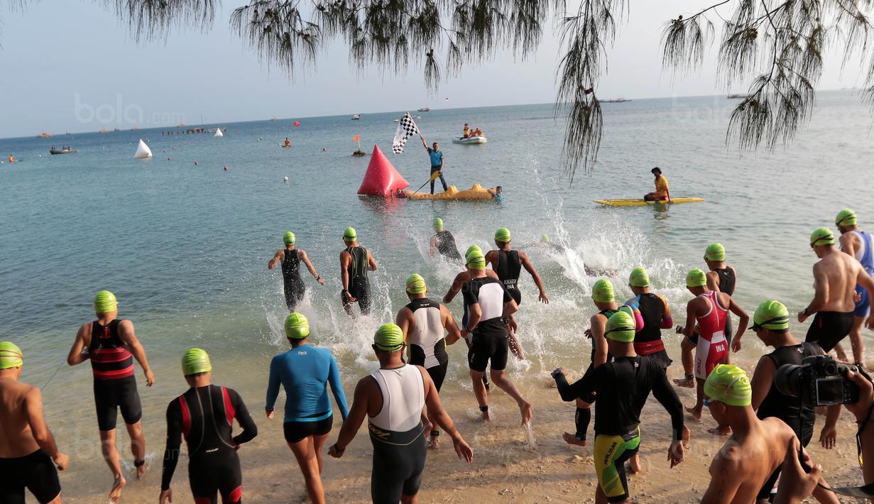 Para peserta berebut masuk air saat start Rhino Cross Triathlon pada Festival Pesona Tanjung Lesung 2017 di Tanjung Lesung, Banten (24/9/2017). Total jarak tempuh Rhino Cross Triathlon 38 km. (Bola.com/Nicklas Hanoatubun)