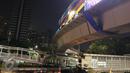 Pemasangan box girder ramp 1 Simpang Susun Semanggi di Kawasan Semanggi, Jakarta Selatan, rampung dikerjakan, Jumat (10/3) malam. Kini overpass Gatsu (Grogol-Senayan) itu telah tersambung. (Liputan6.com/Herman Zakharia)
