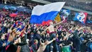 Para suporter CSKA Moskow, memberikan dukungan saat melawan Real Madrid pada laga Liga Champions di Stadion Luzhniki, Moskow, Selasa (2/10/2018). CSKA menang 1-0 atas Madrid. (AFP/Mladen Antonov)