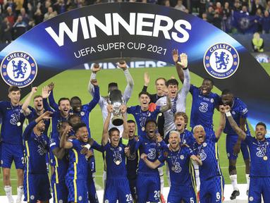 Pemain Chelsea merayakan dengan trofi setelah memenangkan Piala Super Eropa 2021 melawan Villarreal di Windsor Park, Kamis dinihari WIB (12/8/2021). Chelsea juara setelah menang 6-5 lewat drama adu penalti usai kedua tim bermain imbang hingga perpanjangan waktu. (AP Photo/Peter Morrison)