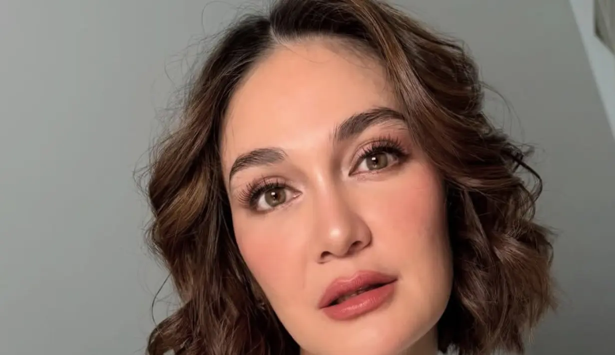 Rambu pendek kecoklatan Luna ditata oleh @dustyblue.hairstudio dengan model wavy belah dua tanpa poni. [@nooibeauty]