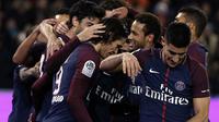 Striker Paris Saint-Germain, Edinson Cavani, merayakan gol yang dicetaknya saat mengalahkan Nantes 4-1 di Stadion Parc des Princes, Paris, Sabtu (18/11/2017). (AP Photo/Thibault Camus)