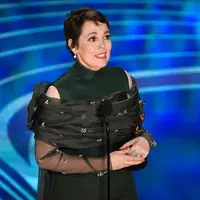 Olivia Colman memberikan pidato kemenangan di atas panggung perhelatan Oscar 2019 di Dolby Theatre, Los Angeles, Minggu (24/2). Olivia Colman meraih piala Oscar 2019 sebagai Aktris Pemeran Utama Terbaik di film The Favourite. (Chris Pizzello/Invision/AP)