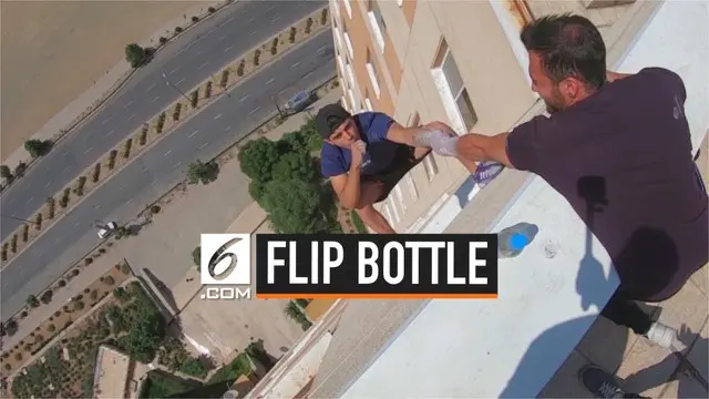 Seorang pria nekat melakukan tantangan flip bottle pada sebuah gedung bertingkat di Iran. Sang pria hanya berpegangan pada temannya dalam melakukan aksinya.