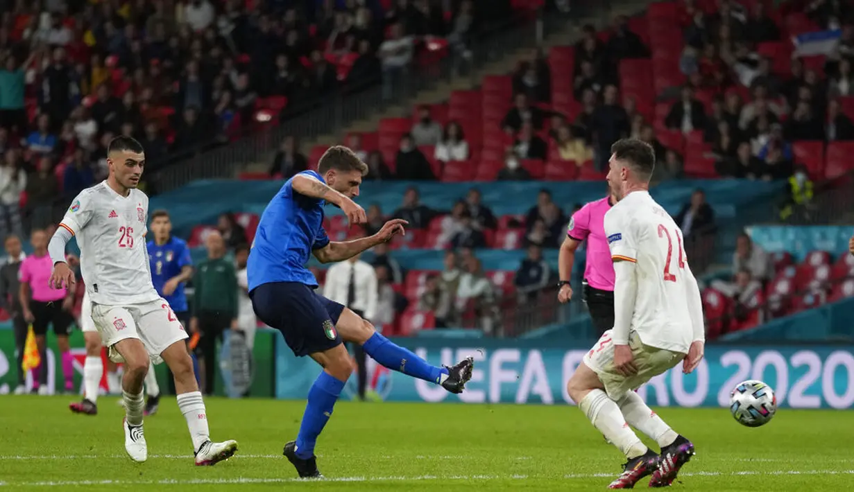 Penyerang Italia, Domenico Berard melakukan tembakan ke gawang Spanyol pada pertandingan semifinal Euro 2020 di di stadion Wembley di London, Rabu (7/7/2021).  Gli Azzurri berhak ke final Piala Eropa 2020. (AP Photo/Frank Augstein)