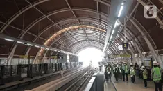 Pengunjung saat berada di peron Stasiun Light Rail Transit (LRT) Jabodebek Ciliwung, Jalan MT Haryono, Jakarta, Rabu (15/3/2023). (merdeka.com/Iqbal S. Nugroho)