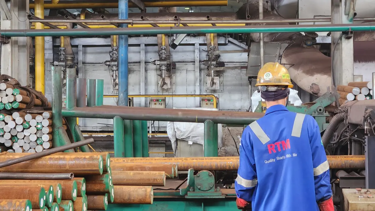 Melihat produksi satu-satunya produsen pipa seamless migas di Indonesia, PT Rainbow Tubulars Manufacture (RTM) di Batam.