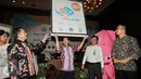 VP RARE Indonesia Taufiq Alimi mengangkat papan bertulis"Fish Forever" saat kampanye Pride bagi Pengelolaan Akses Area Perikanan, Jakarta, (17/02). Peluncuran PAAP ini agar terjadi sinergi antara pemerintah dan nelayan kecil. (Liputan6.com/Faizal Fanani)